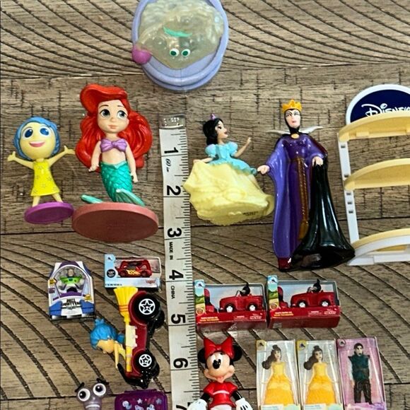 Disney Action Figures Minis with Disney Shelf 2! favorite ❤️ characters Playset - Picture 10 of 17